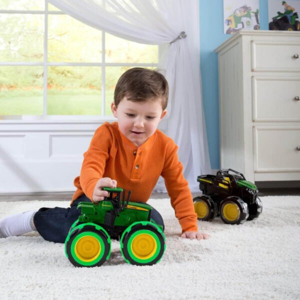 Іграшковий трактор John Deere з великими світловими колесами