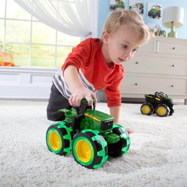 Іграшковий трактор John Deere з великими світловими колесами